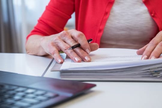 Wird das Geld knapp, sollte die Rentenversicherung nicht gleich gekündigt werden.