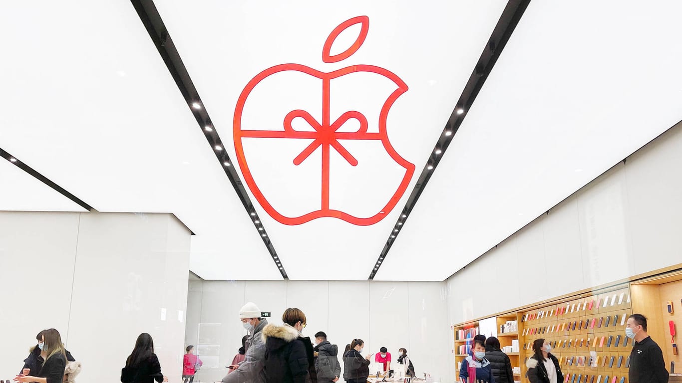 Bummeln im Apple-Store (Symbolbild): Selbst in der Corona-Krise kann Apple seinen Markenwert ausbauen.