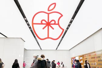 Bummeln im Apple-Store (Symbolbild): Selbst in der Corona-Krise kann Apple seinen Markenwert ausbauen.