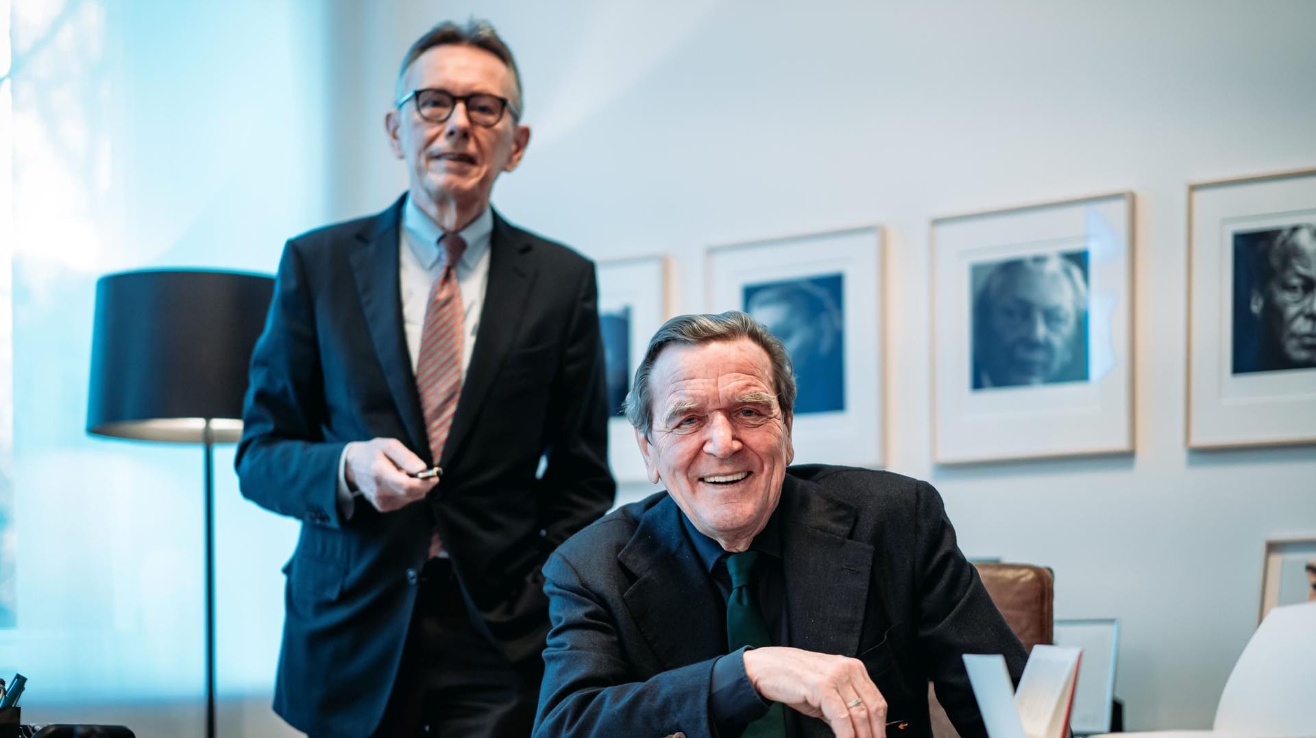 Gerhard Schröder und Gregor Schöllgen: Der frühere Bundeskanzler und der Historiker beklagen in ihrem Buch Fehler des Westens.