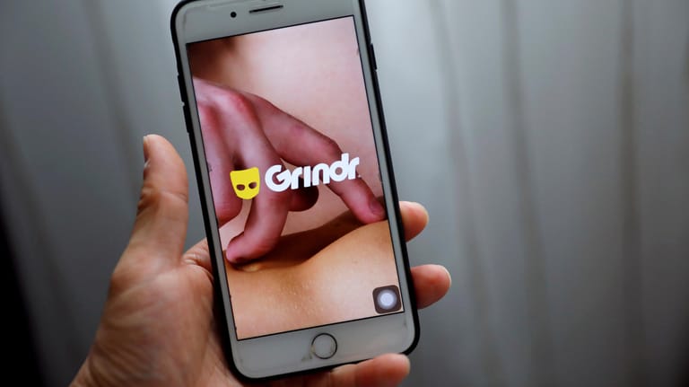 Die Grindr-App auf einem Smartphone: Das Unternehmen muss in Norwegen eine Millionenstrafe zahlen.