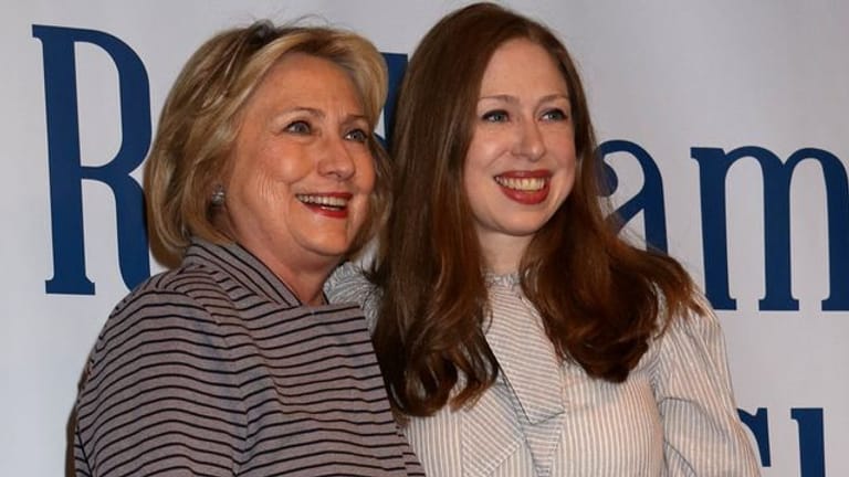 Hillary Clinton (l) und ihre Tochter Chelsea 2019 in New York.