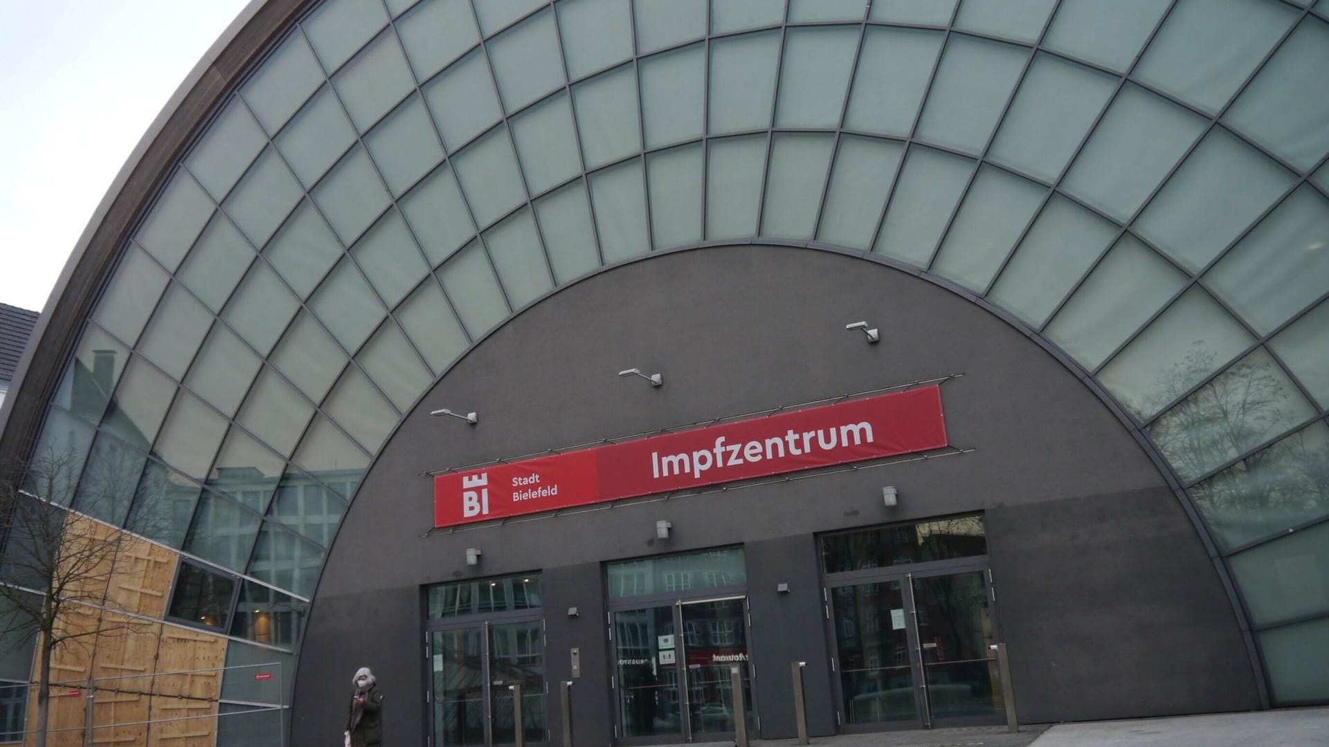 Das Corona-Impfzentrum im Kongresszentrum der Stadthalle Bielefeld (Symbolbild): Zum Start der Impfterminvergabe waren die Server der Webseite und die Hotlines überlastet. Das Corona-Impfzentrum im Kongresszentrum der Stadthalle Bielefeld (Symbolbild): Zum Start der Impfterminvergabe waren die Server der Webseite und die Hotlines überlastet.