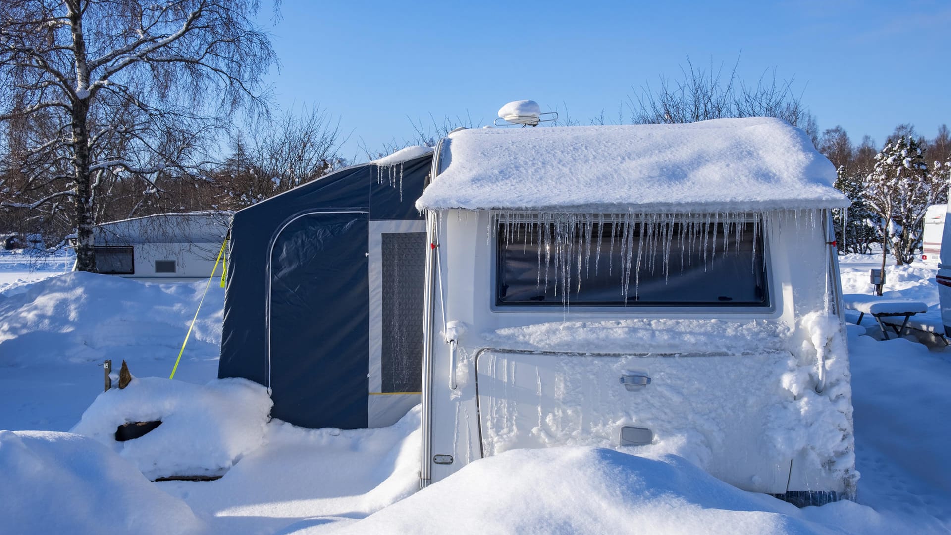 Lasten auf dem Dach: Damit das Fahrzeug nicht beschädigt wird, sollte vor allem nasser Schnee schnell entfernt werden.