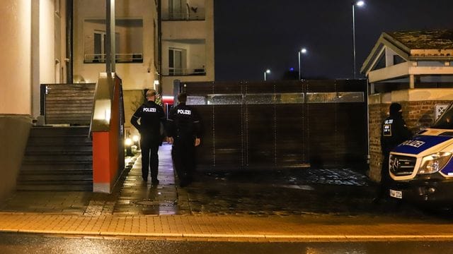 Polizisten stehen während einer Razzia wegen des Besitzes und der Verbreitung von Kinderpornographie an einem Wohnhaus in Herdecke.