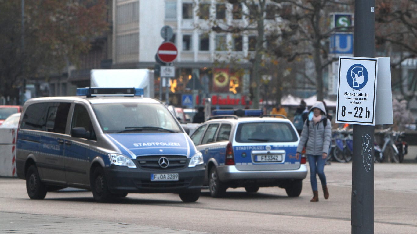 Polizeieinsatzfahrzeuge in Frankfurt (Symbolbild): Ein Mann soll im Bahnhofsviertel auf Passanten eingestochen haben.