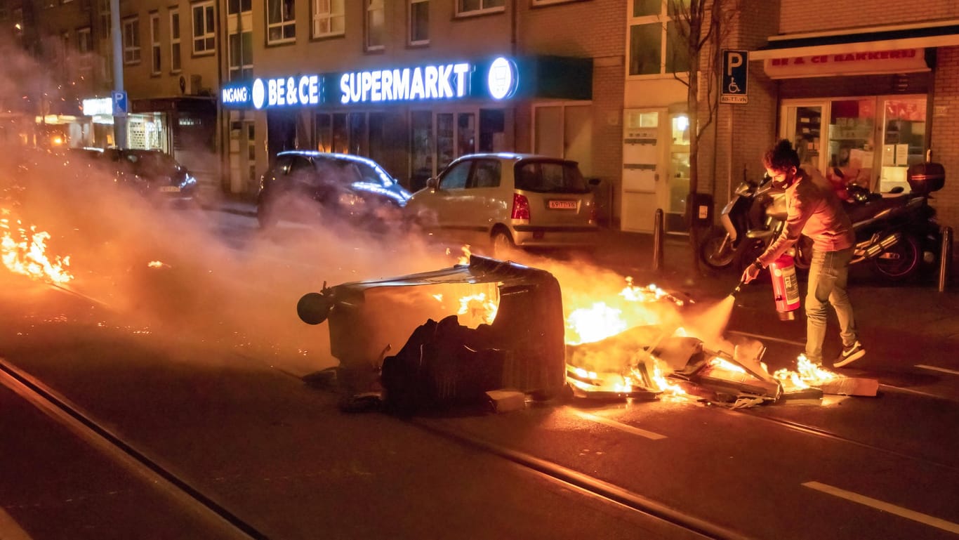 Protest gegen Corona-Maßnahmen: Auch in Den Haag werden brennende Mülltonnen als Barrikaden auf die Straßen gelegt.