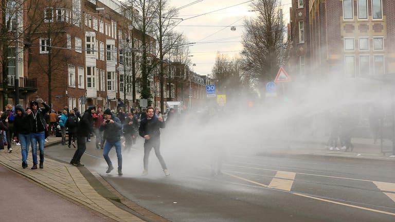 Amsterdam: Die Polizei geht mit Wasserwerfern gegen Demonstranten vor.