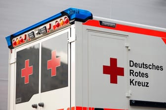 Ein Rettungswagen (Archivbild): In Köln hat es einen schweren Radunfall gegeben.