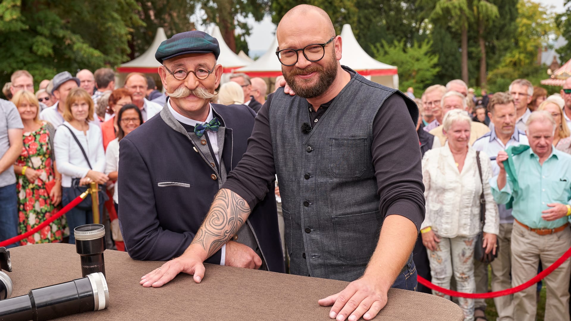 "Bares für Rares": Horst Lichter und Sven Deutschmanek sind beeindruckt von dem außergewöhnlichen Objekt.