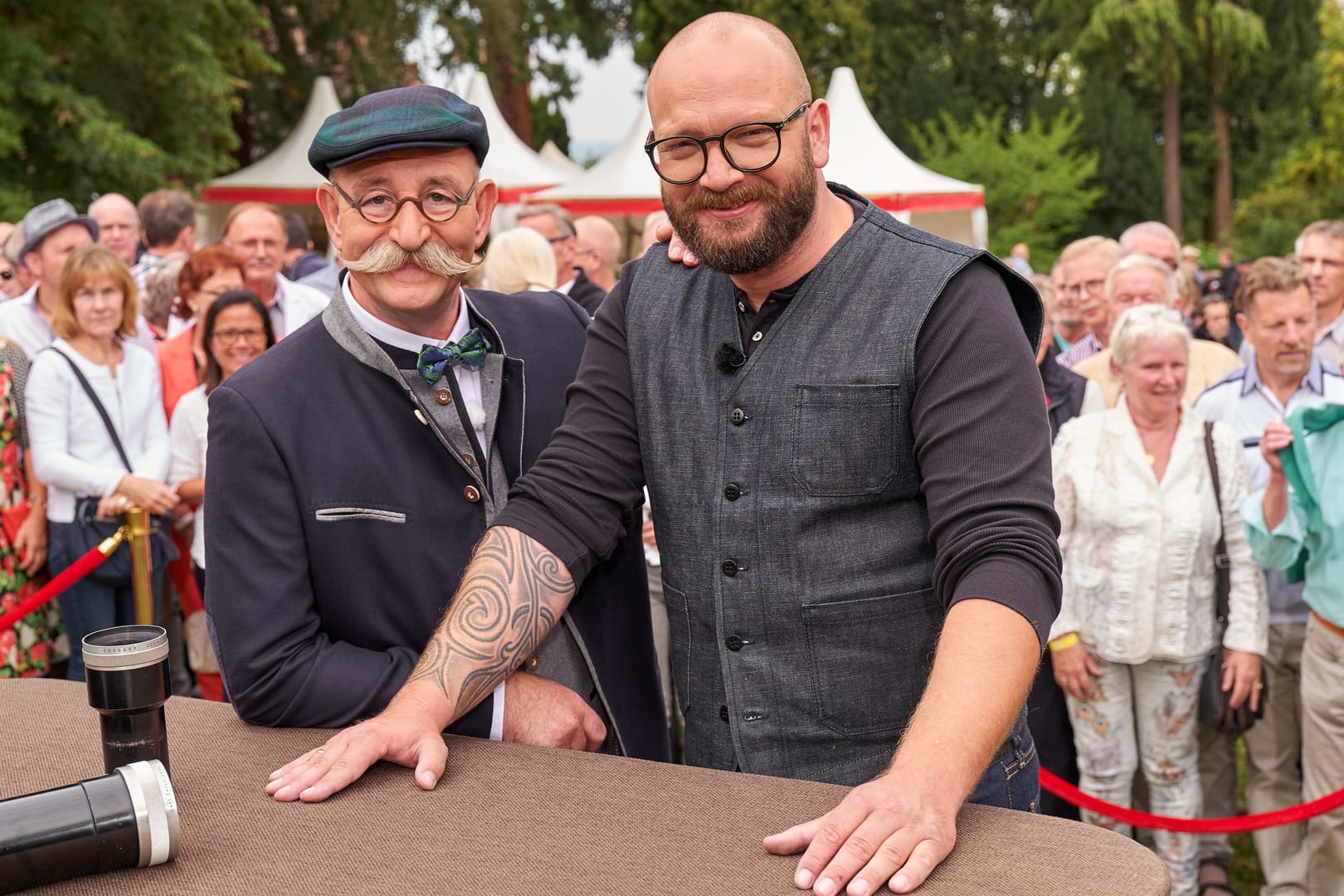 "Bares für Rares": Horst Lichter und Sven Deutschmanek sind beeindruckt von dem außergewöhnlichen Objekt.