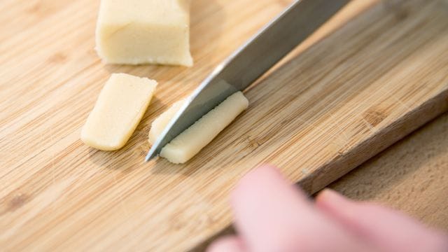 Beim Backen und Dekorieren von Kuchen und Gebäck wird gern Marzipanrohmasse verwendet.