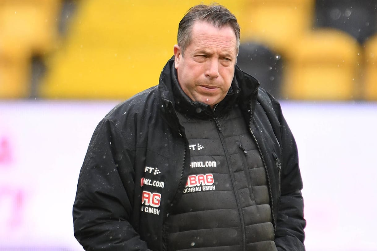 Markus Kauczinski: Der Dynamo-Trainer musste sich ins Krankenhaus begeben.