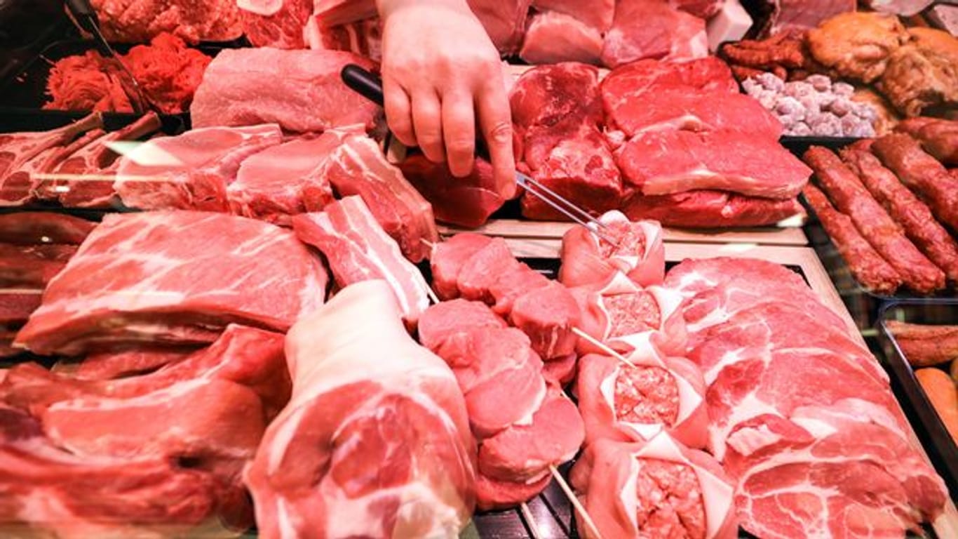 Laut einer Umfrage würden Verbraucher für Fleisch mehr bezahlen, wenn es Bauern und Tieren damit besser ginge.