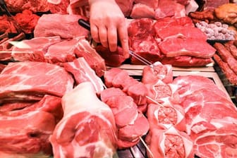 Laut einer Umfrage würden Verbraucher für Fleisch mehr bezahlen, wenn es Bauern und Tieren damit besser ginge.