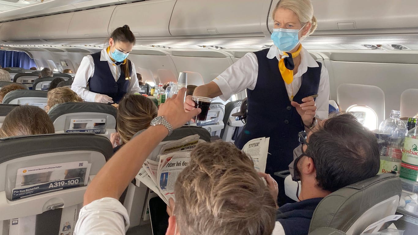 Fliegen in Zeiten der Coronavirus-Pandemie: Auch an Bord gilt bald die Pflicht, medizinische Masken zu tragen.