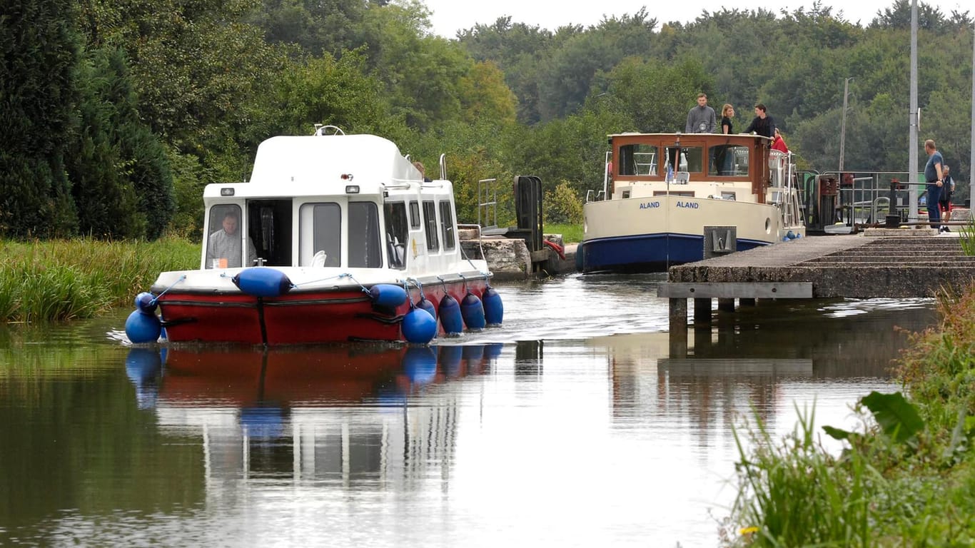 Unterwegs mit dem Hausboot auf dem Rhein-Marne-Kanal: Urlauber treffen während ihres Trips auf einige Schleusen.