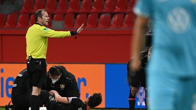 Leverkusens Julian Baumgartlinger hatte sich in der Partie gegen den VfL Wolfsburg schwer verletzt. Leverkusens Julian Baumgartlinger hatte sich in der Partie gegen den VfL Wolfsburg schwer verletzt.