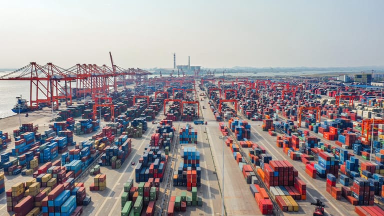 Containerterminal in China (Symbolbild): Die Weltwirtschaft wächst laut IWF deutlicher als zuvor prognostiziert.
