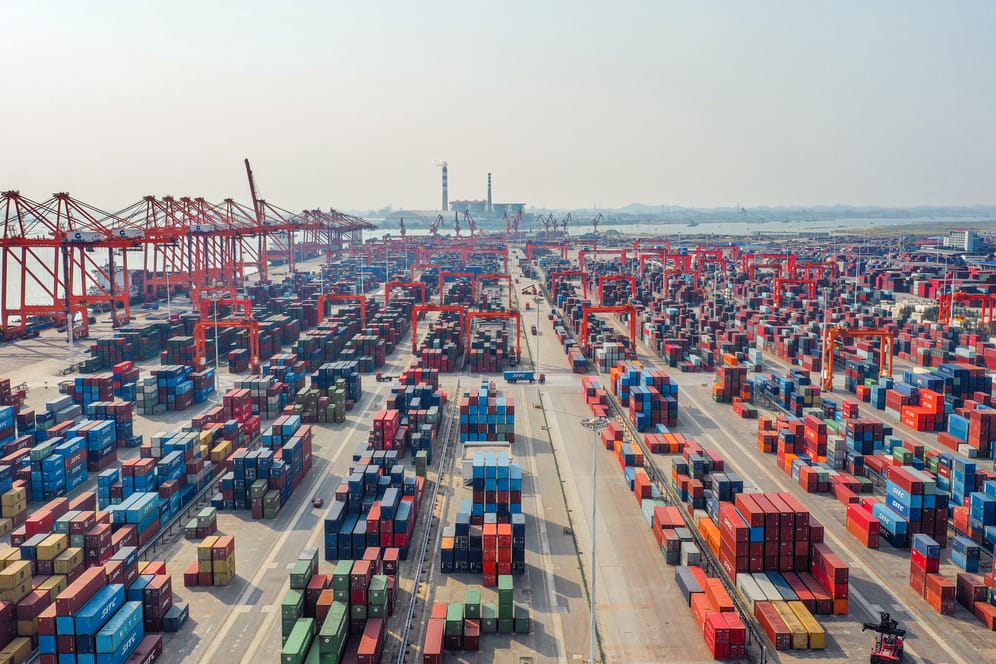 Containerterminal in China (Symbolbild): Die Weltwirtschaft wächst laut IWF deutlicher als zuvor prognostiziert.