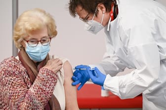 Eine Seniorin wird in Gießen geimpft: Bei Herstellung und Verteilung der Corona-Impfstoffe häufen sich die Probleme.