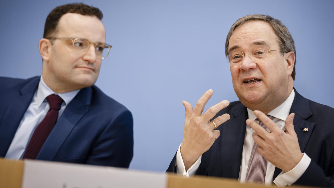 Armin Laschet und Jens Spahn erklären in der Bundespressekonferenz ihnen Plan – für die CDU, nicht die Corona-Krise.