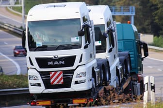 MAN-Lkw auf der Autobahn (Symbolbild): Das Unternehmen baut viele Stellen ab.