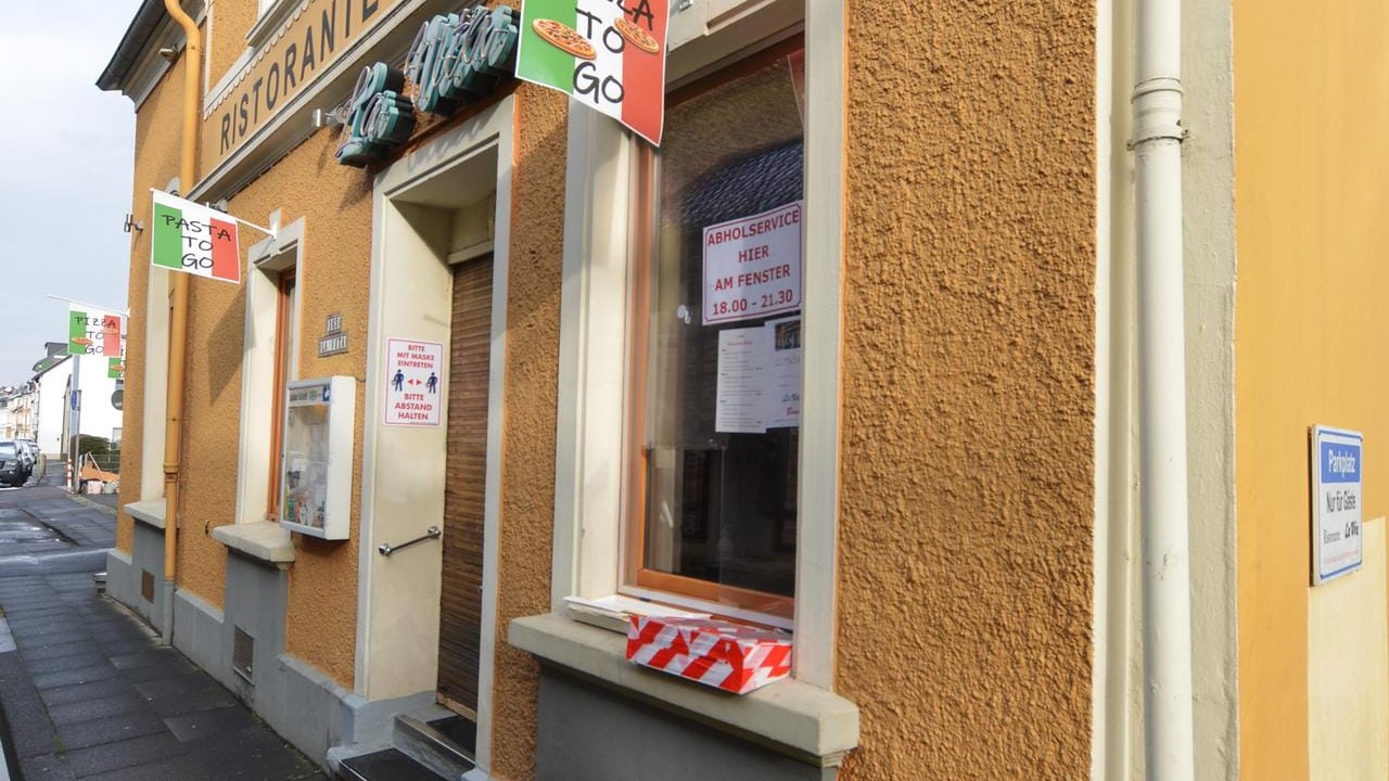 In der Pizzaria "La Vita" kann man täglich von 17 Uhr bis 21 Uhr und zusätzlich von 11 Uhr bis 14 Uhr am Wochenende Essen abholen.nst im Umkreis von zirka drei Kilometer reicht es bei ihm knapp.