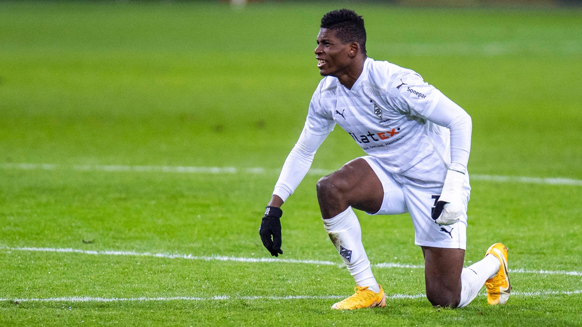 Breel Embolo: Der Gladbach-Profi stand in dieser Saison bislang in 15 Bundesliga-Spielen auf dem Platz (3 Tore). Außerhalb sorgte er zuletzt für Negativ-Schlagzeilen. Breel Embolo: Der Gladbach-Profi stand in dieser Saison bislang in 15 Bundesliga-Spielen auf dem Platz (3 Tore). Außerhalb sorgte er zuletzt für Negativ-Schlagzeilen.