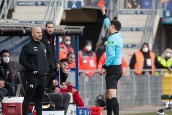 Sah in Paderborn Rot: Würzburg-Coach Bernhard Trares.
