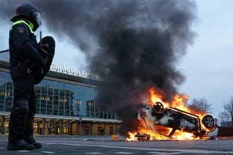 Ein brennendes Auto vor dem Bahnhof von Eindhoven: Hunderte Menschen lieferten sich Auseinandersetzungen mit der Polizei.