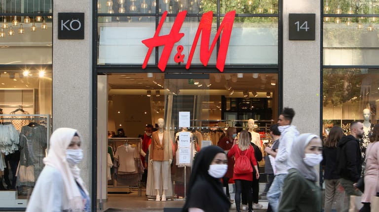 Eine H&M-Filiale in Stuttgart (Archivbild): Das Unternehmen will 800 Stellen in Deutschland streichen.
