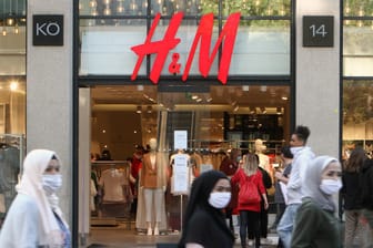 Eine H&M-Filiale in Stuttgart (Archivbild): Das Unternehmen will 800 Stellen in Deutschland streichen.