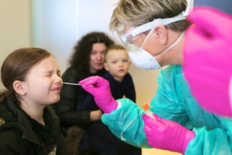 Corona-Test bei einem isländischen Mädchen: Die Erkenntnis von deCODE zufolge erkranken isländische Kinder deutlich seltener als Erwachsene (Archivbild).