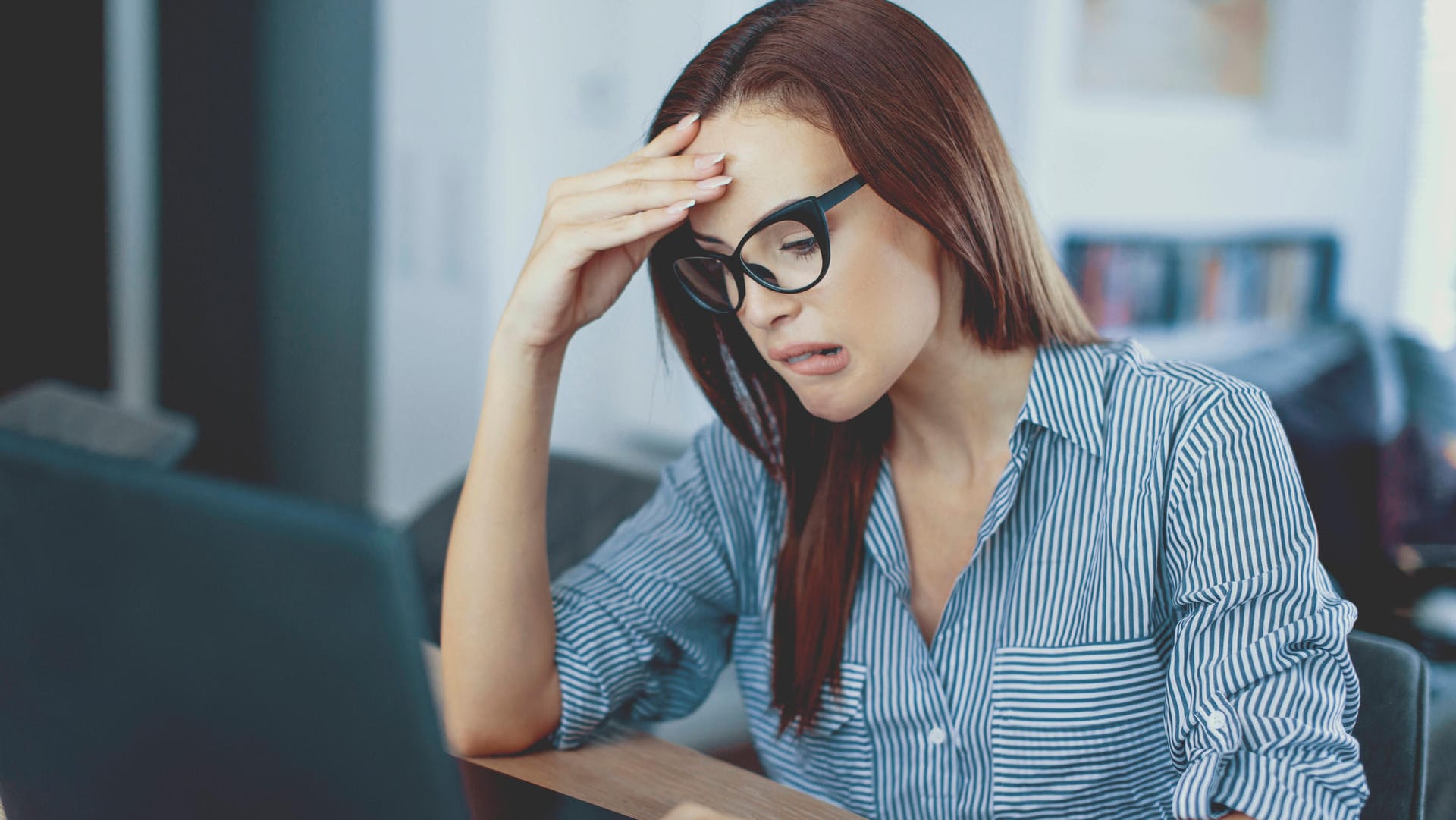 Frau vor Computer (Symbolbild): Dispokredite können auf Dauer sehr teuer werden. Frau vor Computer (Symbolbild): Dispokredite können auf Dauer sehr teuer werden.