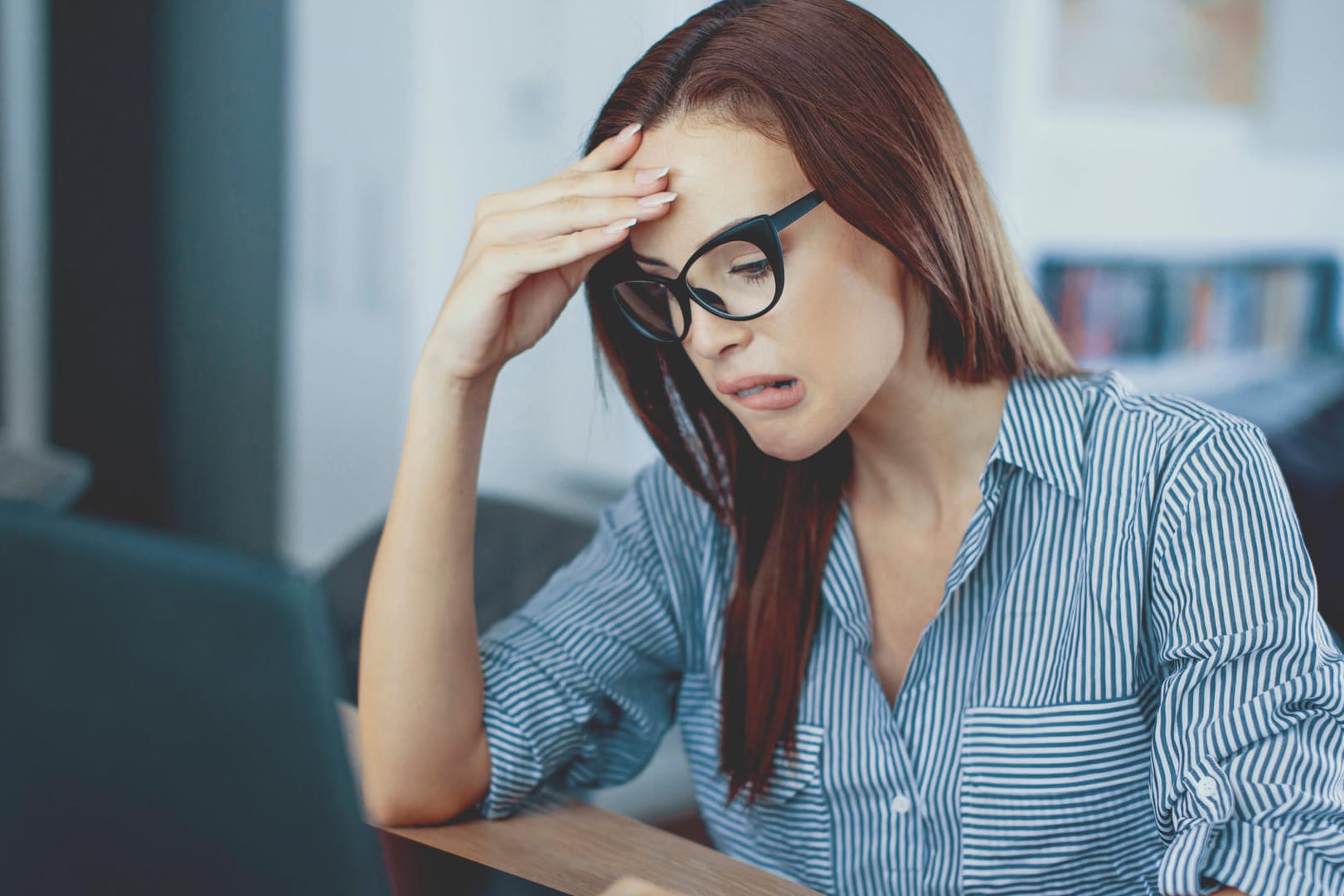 Frau vor Computer (Symbolbild): Dispokredite können auf Dauer sehr teuer werden.