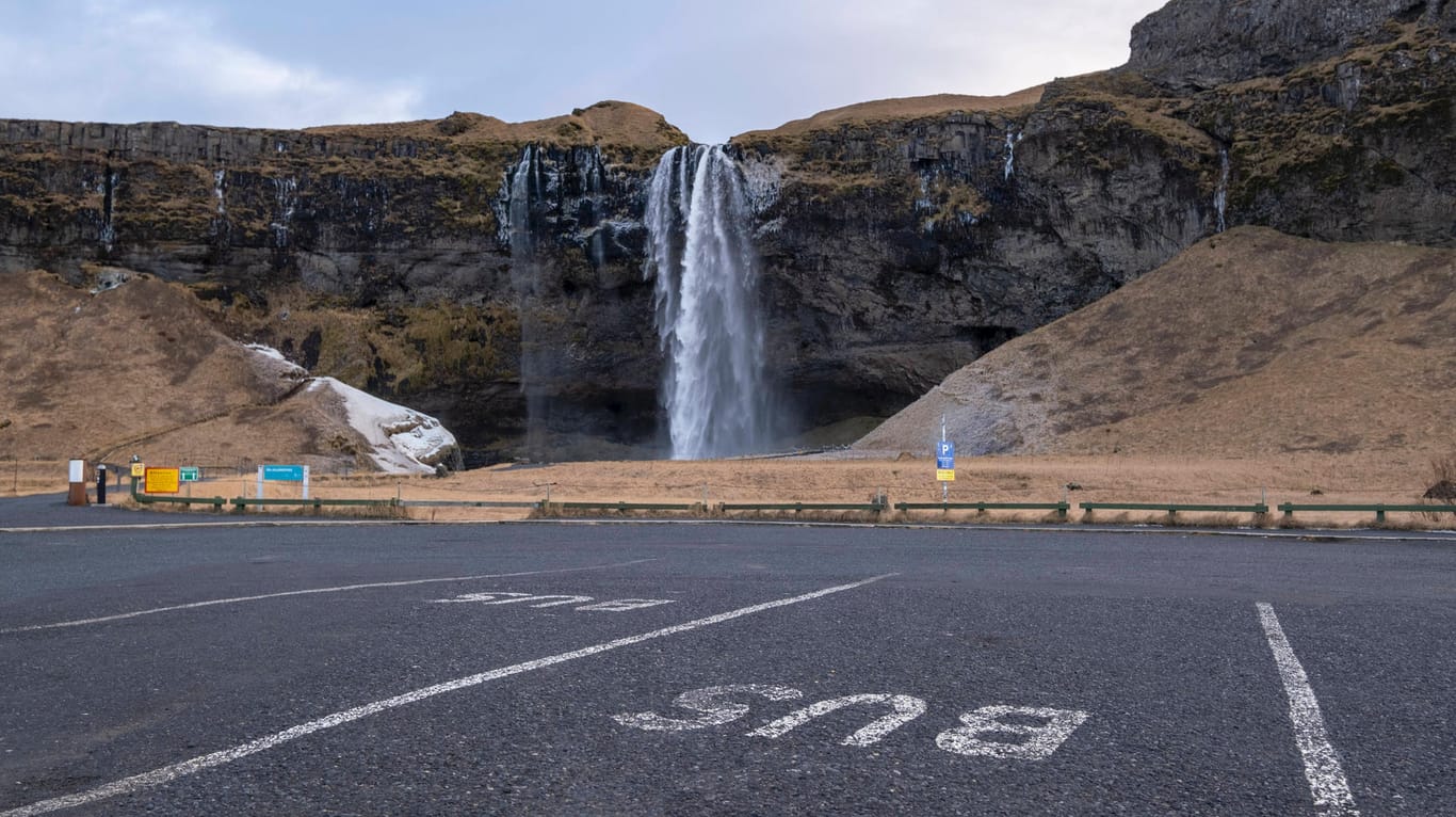 Gähnende Leere, wo sonst die Reisebusse dicht an dicht stehen: Islands Grenzen sind für Touristen offen – doch 2020 gab es 75 Prozent weniger Reisende als im Vorjahr.
