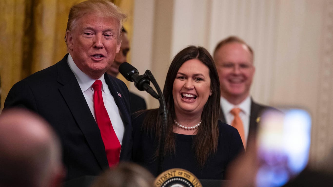 Donald Trump (l) und Sarah Sanders: Sie war zur Präsidentschaftszeit eine seiner loyalsten Mitarbeiterinnen.