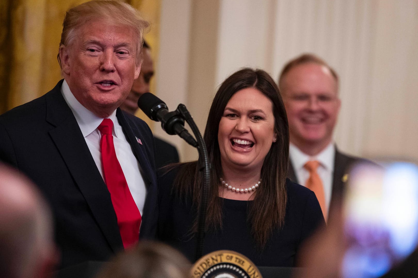 Donald Trump (l) und Sarah Sanders: Sie war zur Präsidentschaftszeit eine seiner loyalsten Mitarbeiterinnen.