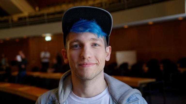 Webvideoproduzent und Musiker: Amazons neues App-Icon erinnert stark an seine blauen Haare.