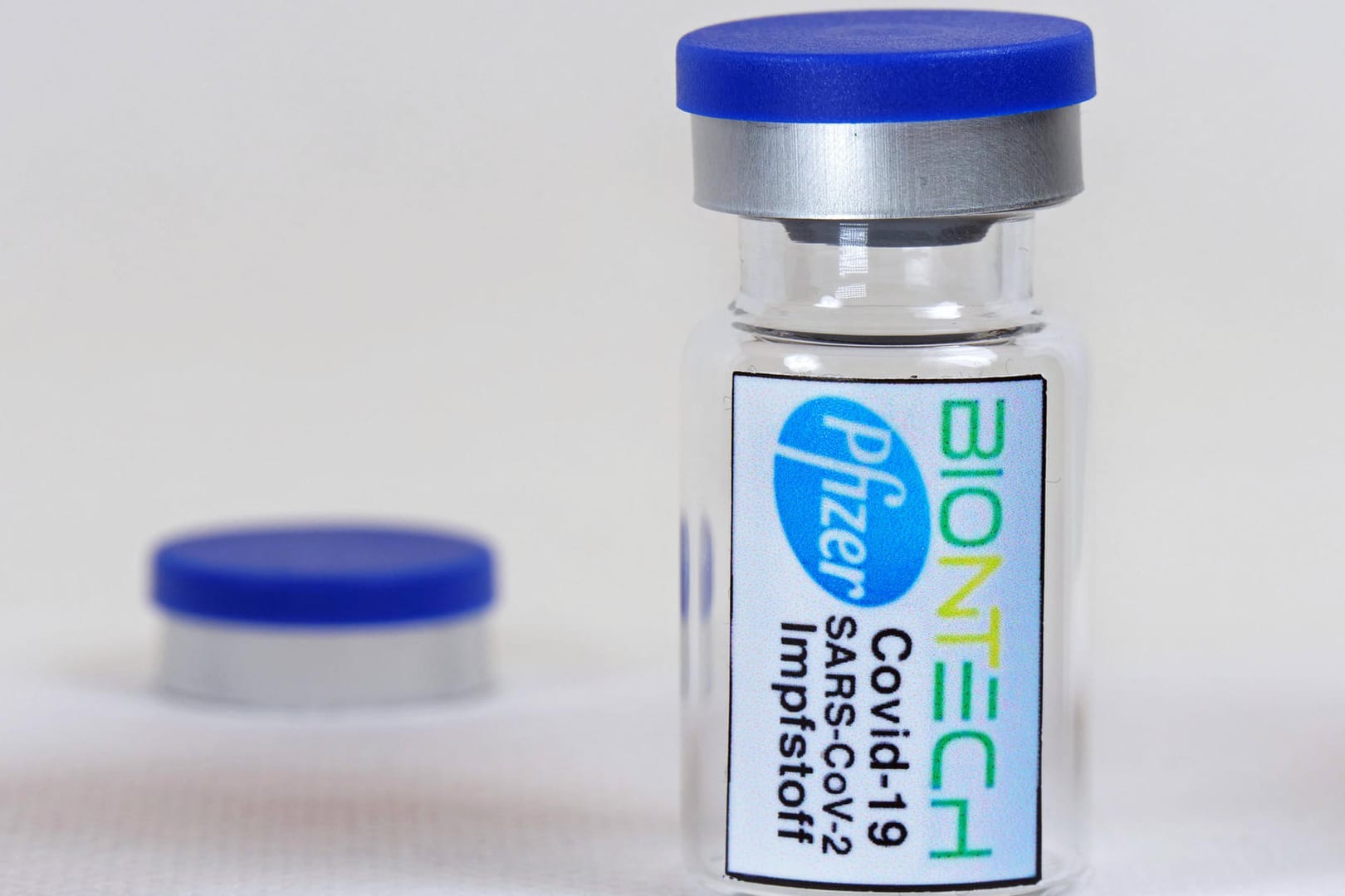 Eine Impfdosis von Pfizer: Der Impfstoffhersteller bekommt bald Hilfe von seinem Konkurrenten Sanofi. (Symbolbild)