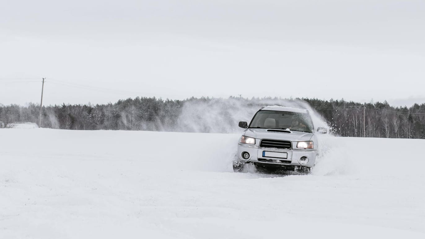 Ein driftendes Auto: Beim Driften übersteuern PS-Fans ihr Fahrzeug absichtlich.