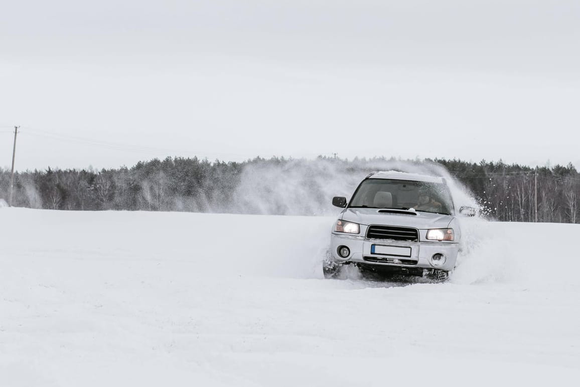 Ein driftendes Auto: Beim Driften übersteuern PS-Fans ihr Fahrzeug absichtlich.