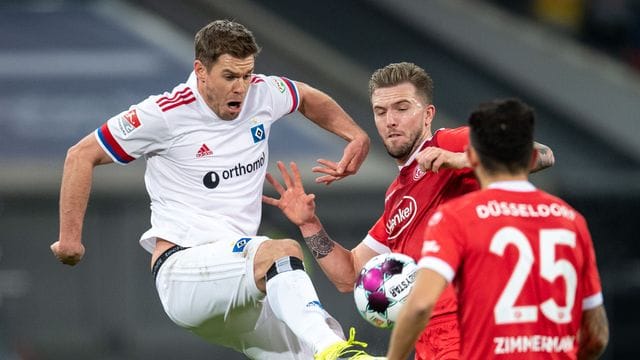 Düsseldorfs André Hoffmann (M) und HSV-Torjäger Simon Terodde teilten sich im Spitzenspiel die Punkte. Düsseldorfs André Hoffmann (M) und HSV-Torjäger Simon Terodde teilten sich im Spitzenspiel die Punkte.