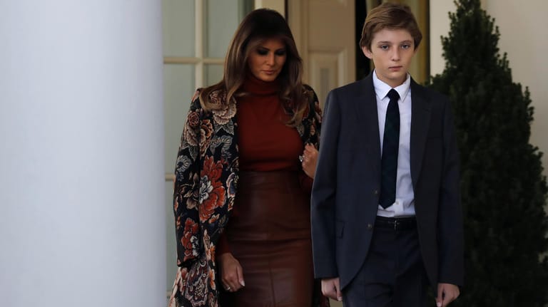 Hier noch First Lady: Melania Trump mit ihrem Sohn Barron Trump im Rosengarten des Weißen Hauses im November 2017.
