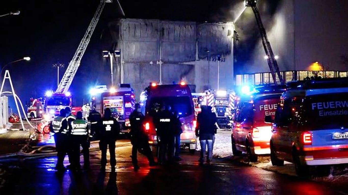 Feuerwehrleute bekämpfen ein Feuer: In Nürnberg hat es einen Brand in einer Lagerhalle gegeben.