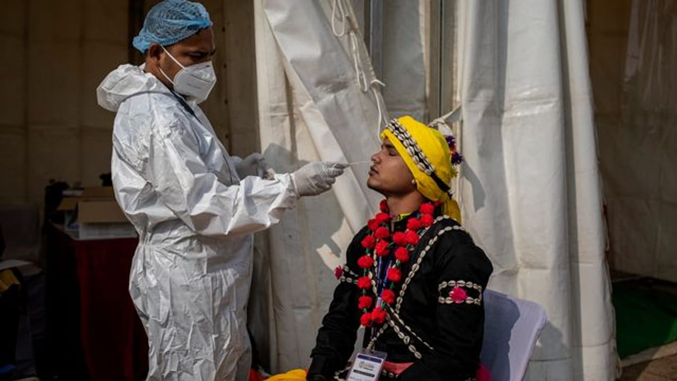Ein Mitarbeiter des Gesundheitswesens macht in Indiens Hauptstadt Neu-Delhi einen Abstrich für einen Corona-Test.