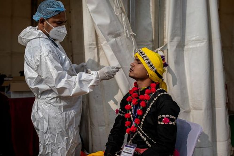 Ein Mitarbeiter des Gesundheitswesens macht in Indiens Hauptstadt Neu-Delhi einen Abstrich für einen Corona-Test.