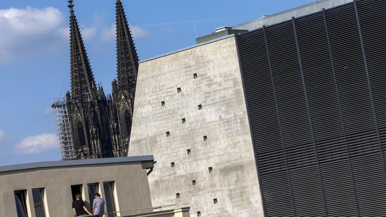 Die Oper Köln am Offenbachplatz (Archivbild): Die Kosten für die Sanierung betragen Hunderte Millionen Euro.