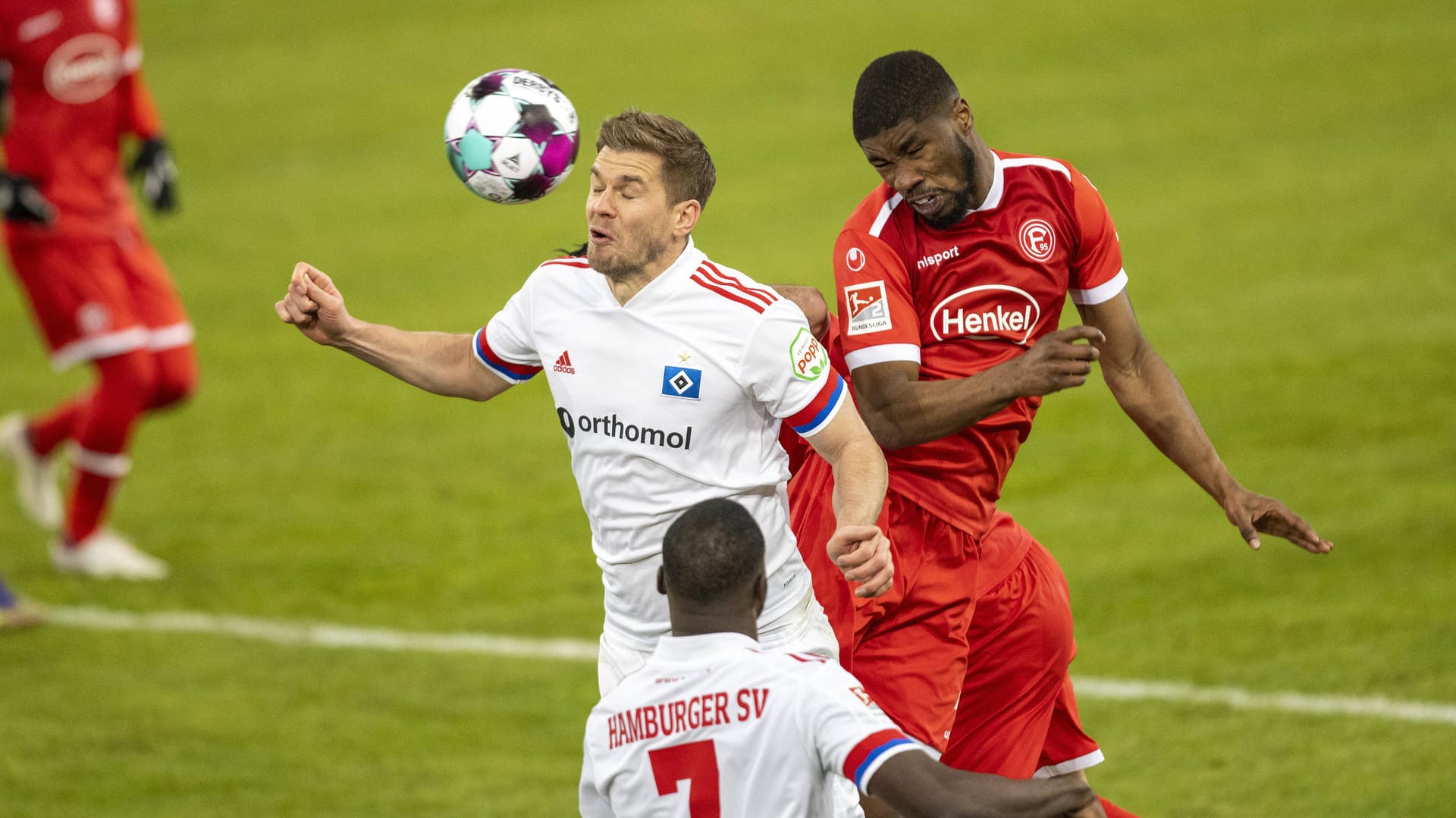 Abgemeldet: HSV-Torjäger Simon Terodde (l.) hatte kaum Torchancen gegen Fortuna Düsseldorf mit Verteidiger Kevin Danso.